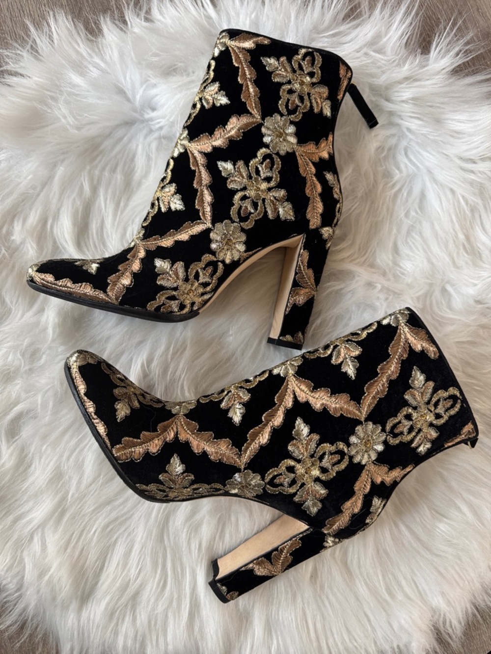Manolo Blahnik Isola Embroidered Black Velvet Booties size 40 - Picture 4 of 17